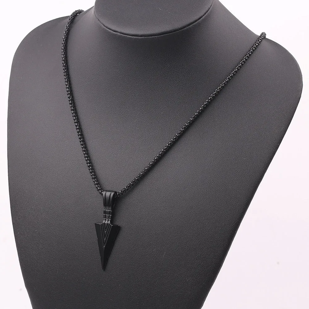 Fashion Arrow Necklace for Men - Black Metal Punk POP Cross Pendant Necklace - A Trendy Simple Fashion Accessory.