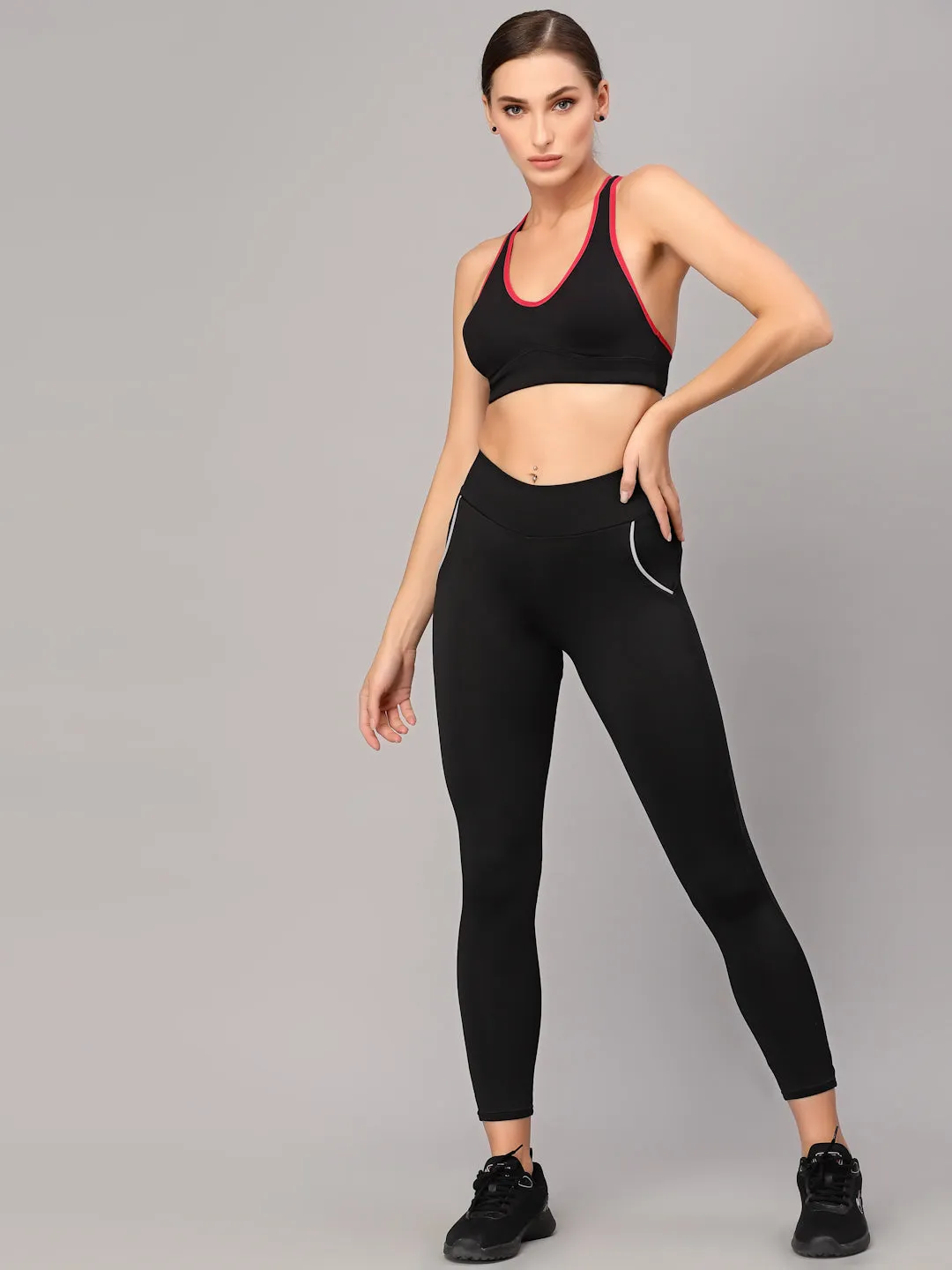 Style Quotient Women Black Solid Sports Bra